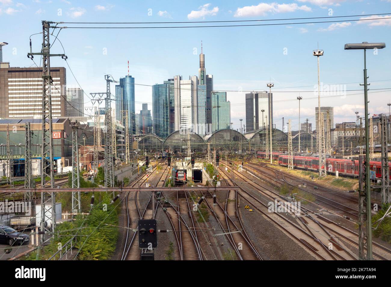 Frankfurt, Deutschland - 25. August 2022: Blick auf die Skyline und den Hauptbahnhof in Frankfurt, Deutschland im Nachmittagslicht. Stockfoto