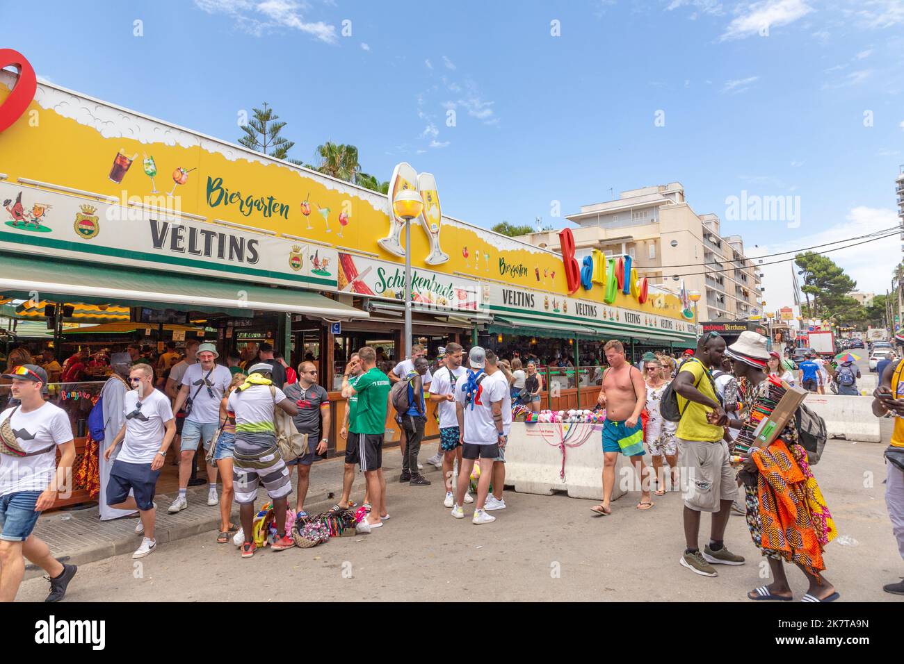 Palma de Mallorca, Spanien - 22. Juni 2022: Die Menschen feiern in der Schinkenstraße, engl: Ham Street at Ballermann - engl: Fun man in Palma. Stockfoto