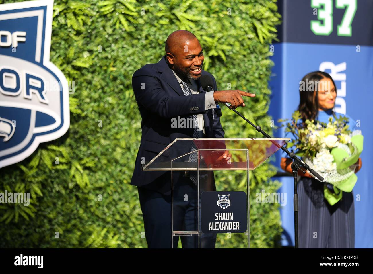 16. Oktober 2022: Ehemalige Seattle Seahawks laufen zurück Shaun Alexander spricht bei seiner Ring of Honor-Einführungszeremonie zur Halbzeit eines NFL-Fußballspiels in Seattle, WA. Sean Brown/CSM Stockfoto