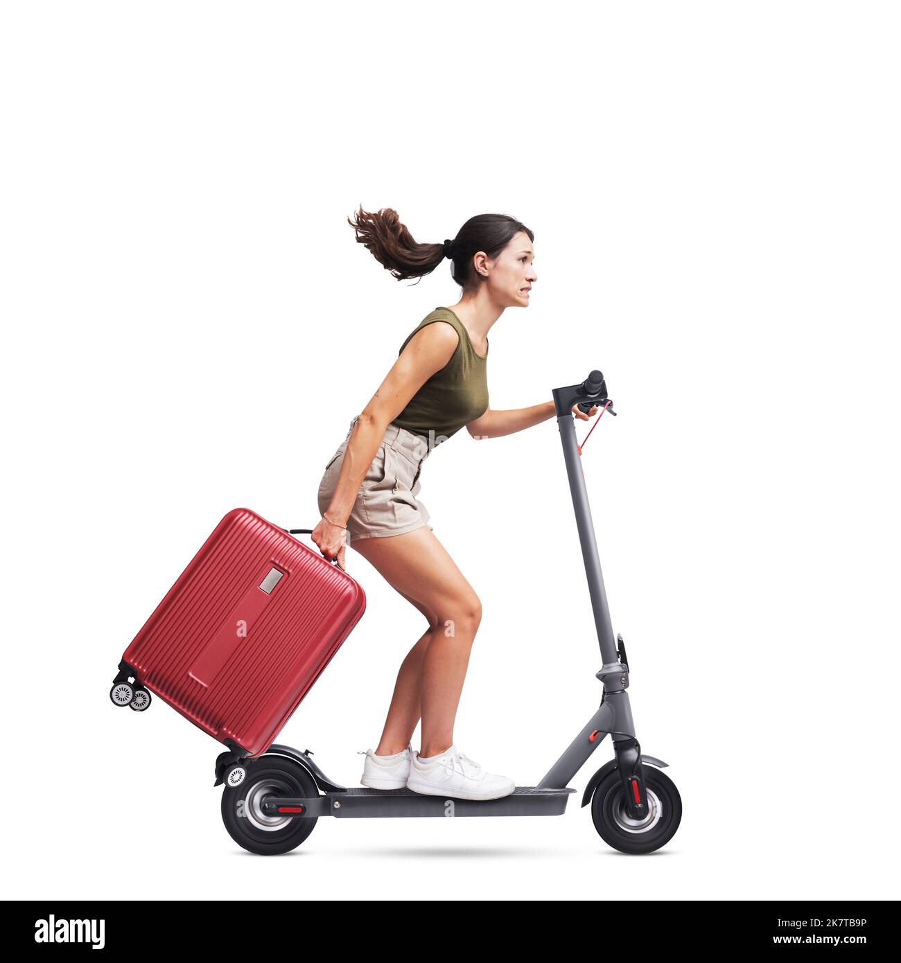 Junge Frau, die eine Trolley-Tasche trägt und einen schnellen Elektroroller fährt, ein Konzept für nachhaltige Mobilität, isoliert auf weißem Hintergrund Stockfoto