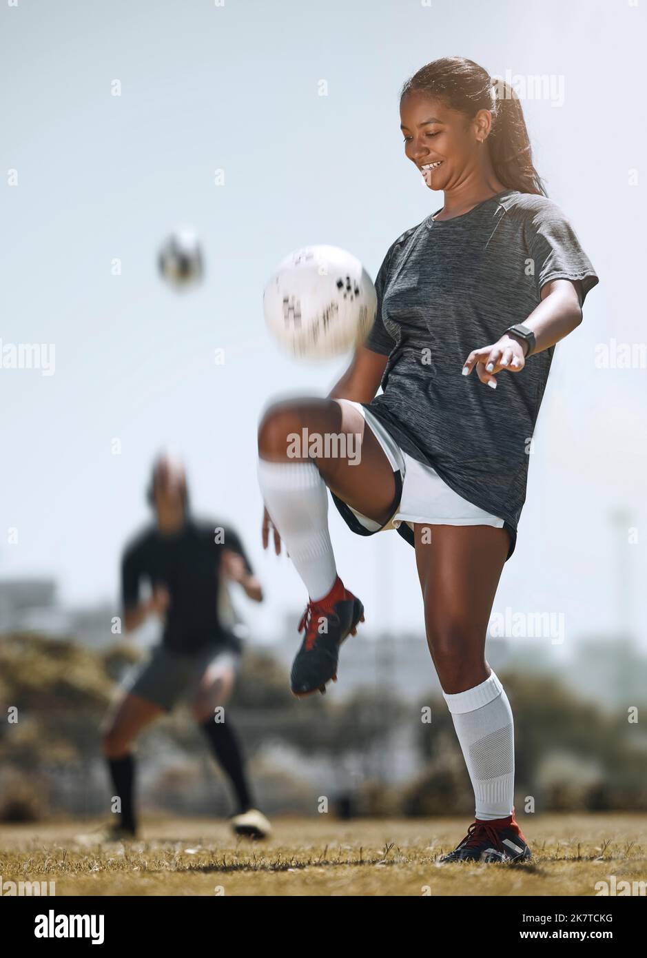 Fußball, Sport und Training mit einer Frau, die mit den Knien jongliert, um auf dem Spielfeld Sport, Sport und Fitness zu treiben. Gesundheit, Wellness und Training mit Sportler Stockfoto