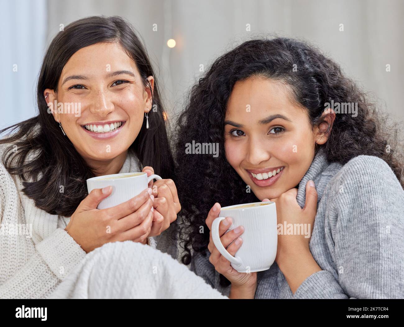 Freundschaft ist das größte Geschenk von allen. Zwei junge Frauen trinken zu Hause Kaffee. Stockfoto