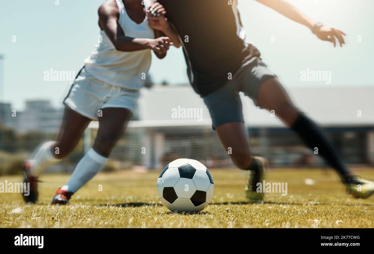 Fußball, Sport und Mannschaftsbeine im Spiel auf einem Feld beim Passieren, Berühren und Laufen mit einem Ball. Aktive, schnelle und qualifizierte Fußballspieler in einem Stockfoto