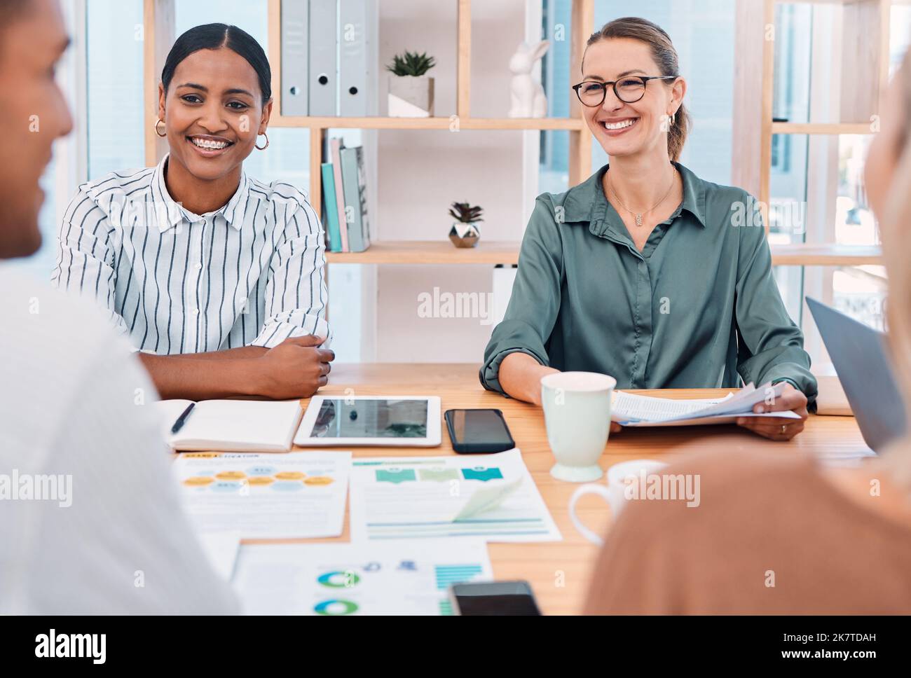 Digitales Marketing, Team und Geschäftsleute bei der Planung einer kreativen Umsatzwachstum- und Branding-Strategie. Lächeln, globale und glückliche Arbeiter sprechen Stockfoto