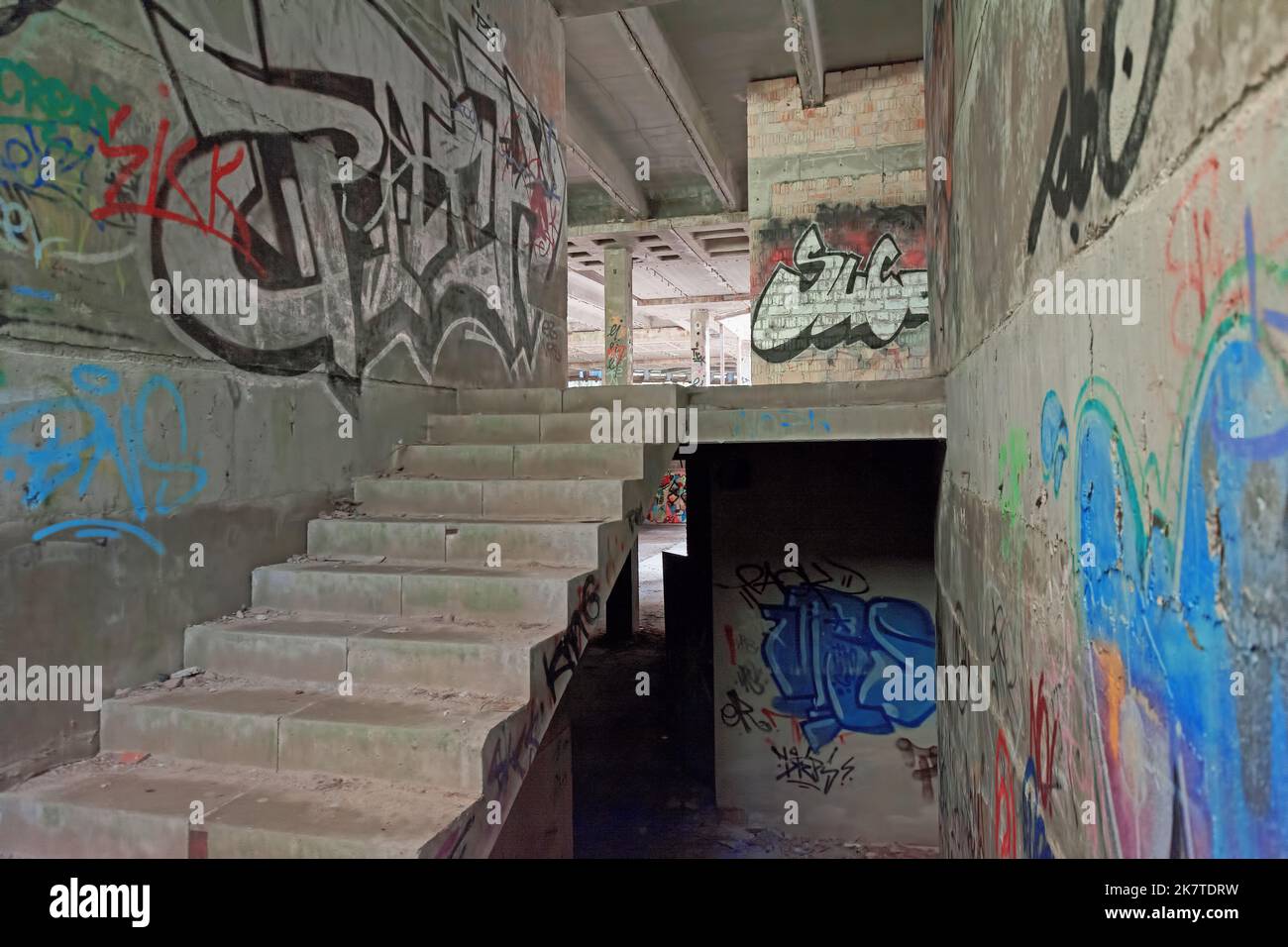 Treppe in verlassene Ruine, Wände mit Graffiti besprüht Stockfoto