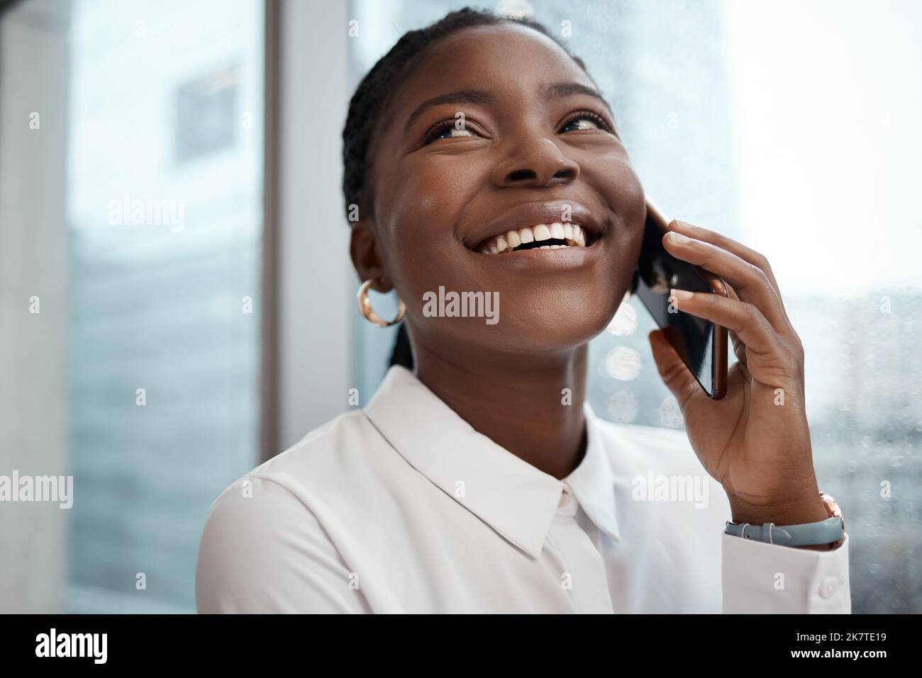 Wenn es sich gut fühlt, wenn Menschen gute Dinge über Ihr Unternehmen sagen. Eine Geschäftsfrau, die auf ihrem Handy spricht. Stockfoto