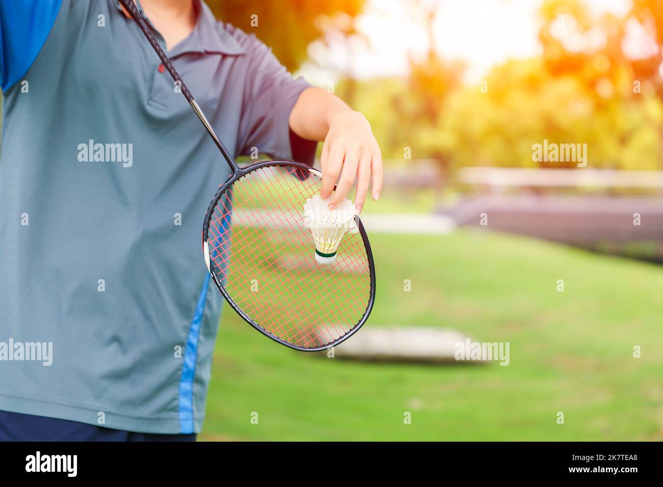 Hand dienen Badminton Federball Outdoor Sport spielen entspannen Urlaub Spaß Aktivitätskonzept Stockfoto
