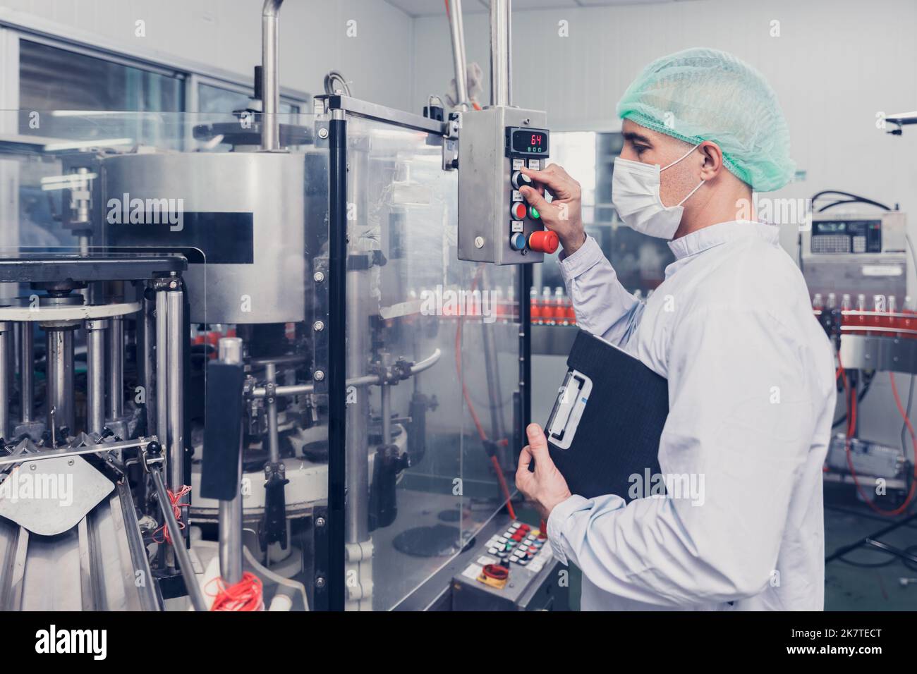 Lebensmittel und Getränke Fabrik Ingenieur Mitarbeiter arbeiten Maschine an der Produktionslinie. Getränkeindustrie. Stockfoto