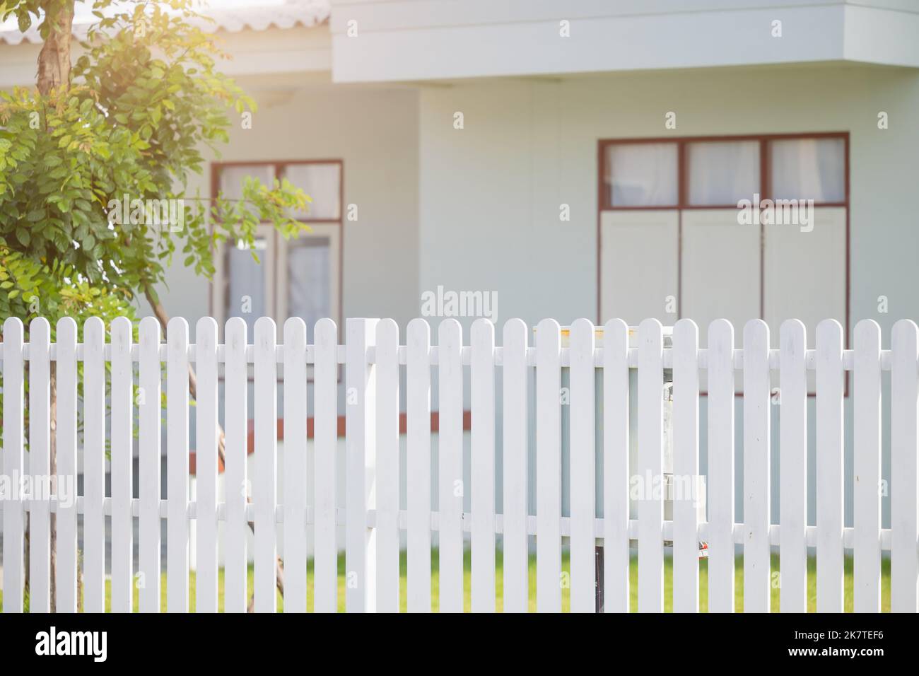 Haus Dorfhaus gute Wohnunterkunft in der Stadt mit Holzzaun Stockfoto