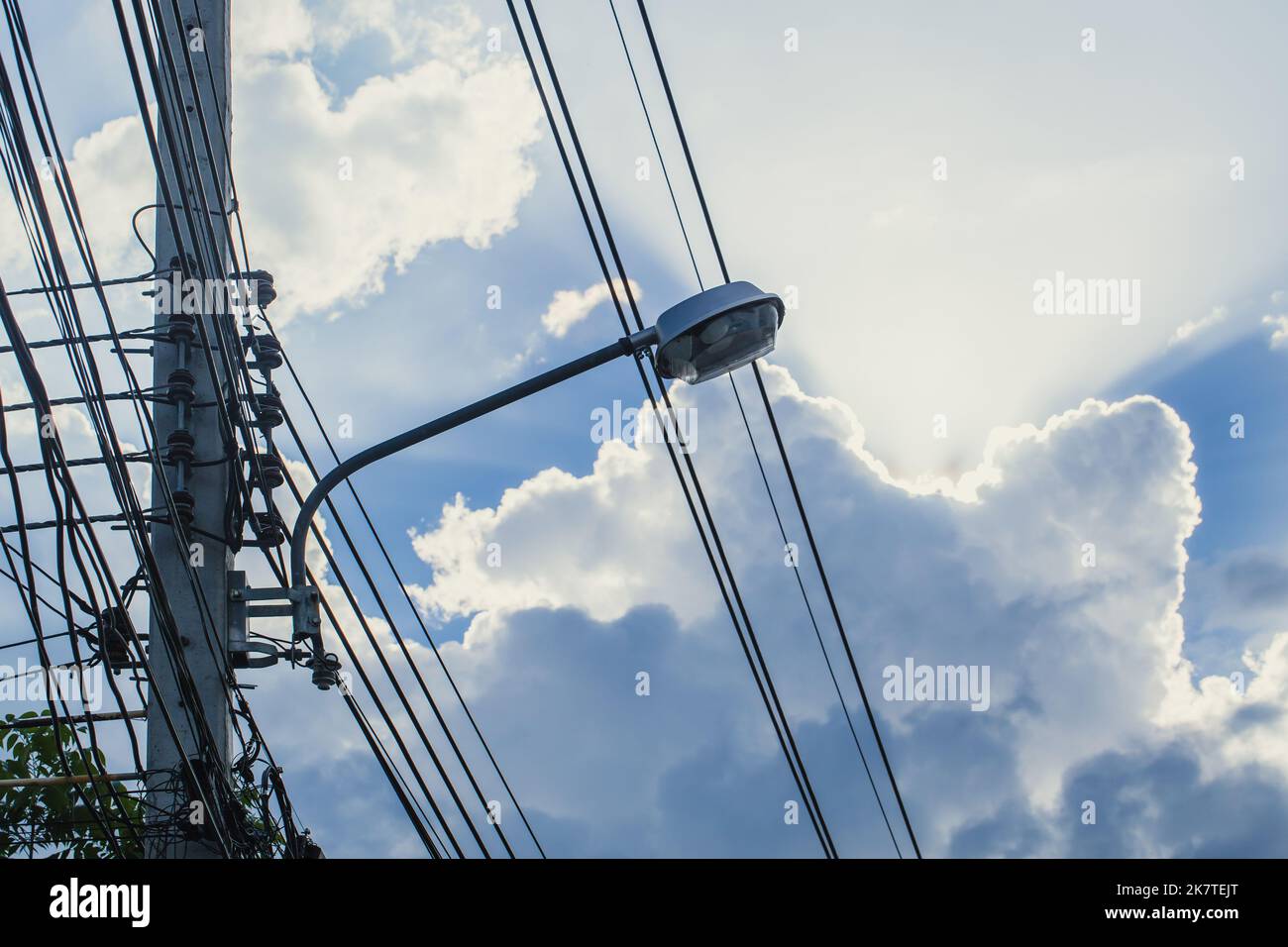 Strom-Stromkabel mit Straßenlaterne in der Stadt Morgen Tag schönen Himmel Hintergrund Stockfoto