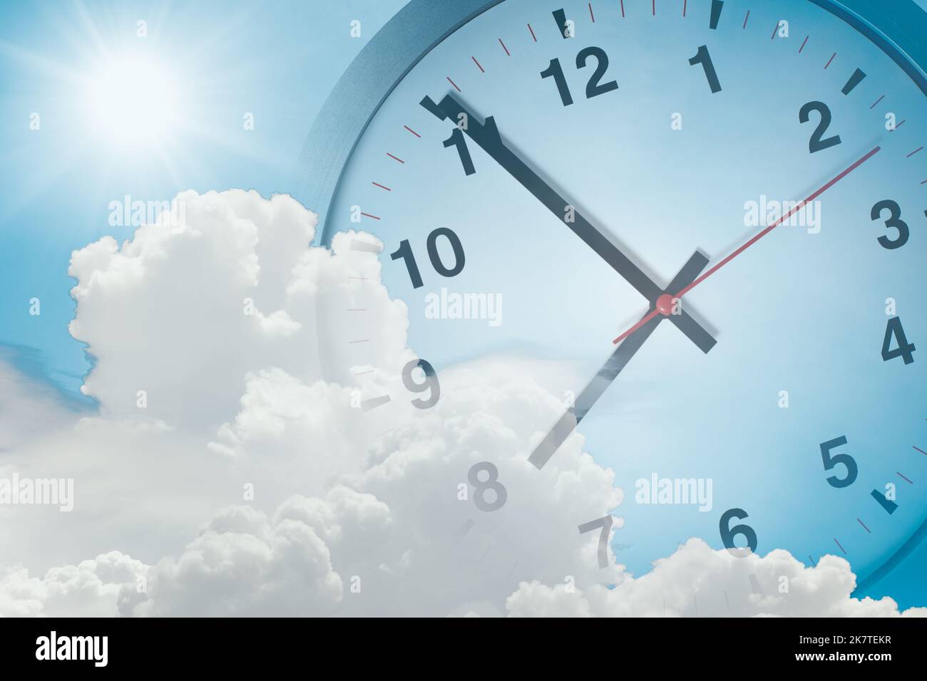 Konzept der Geschäftszeiten. Zeituhrüberlagerung mit blauem Morgenhimmel als Hintergrund Stockfoto