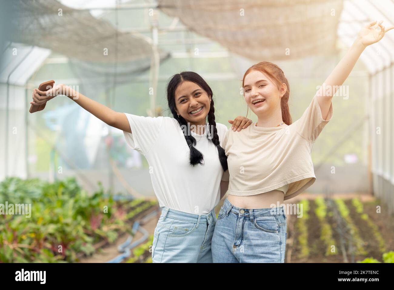 Zwei junge Teenager Mixrace Freund glücklich fröhlich zusammen in Landwirtschaft Bauernhof Hintergrund Stockfoto