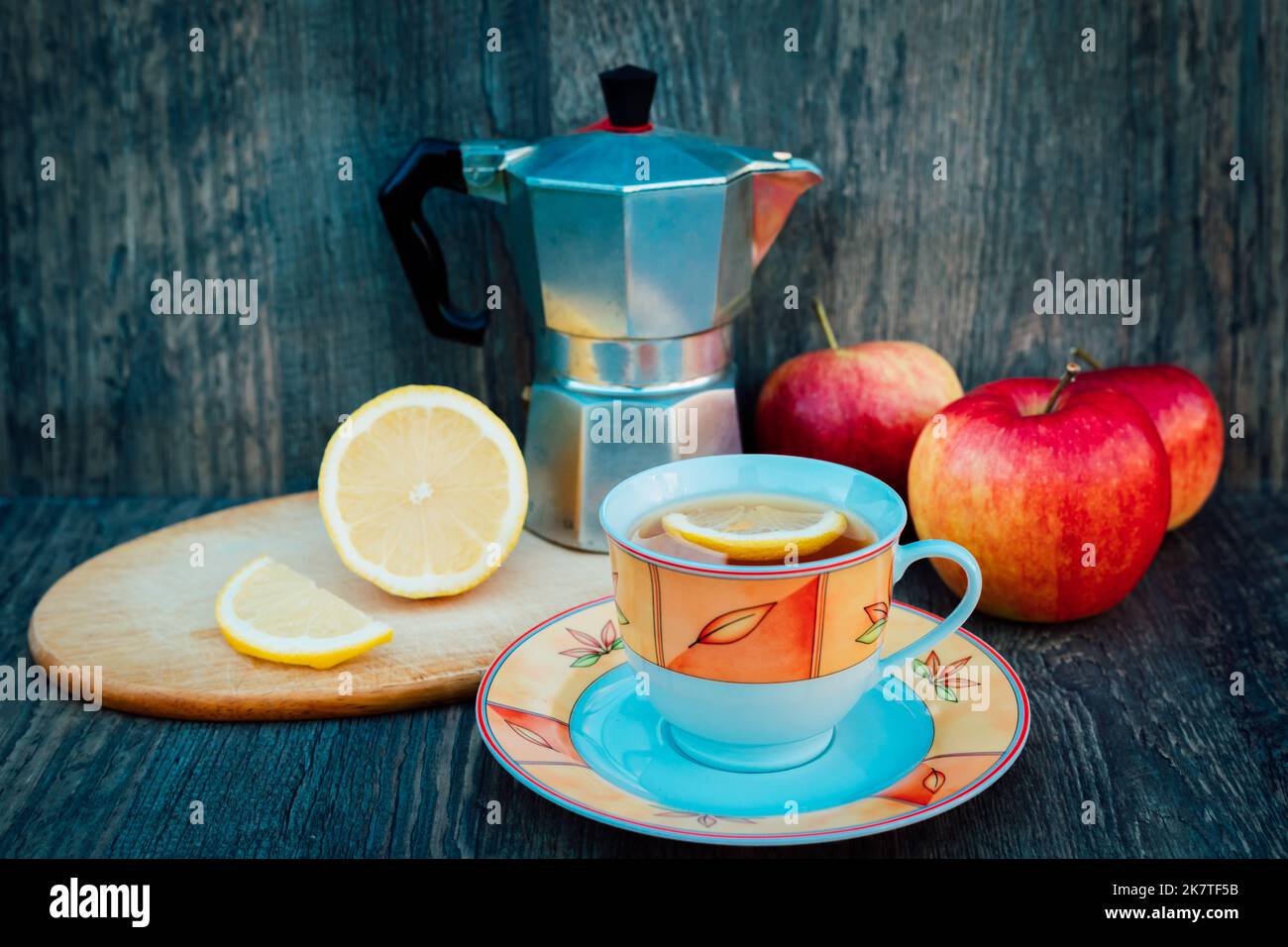 Teeparty. Gesunder, köstlicher Tee mit Zitrone und Äpfeln Stockfoto