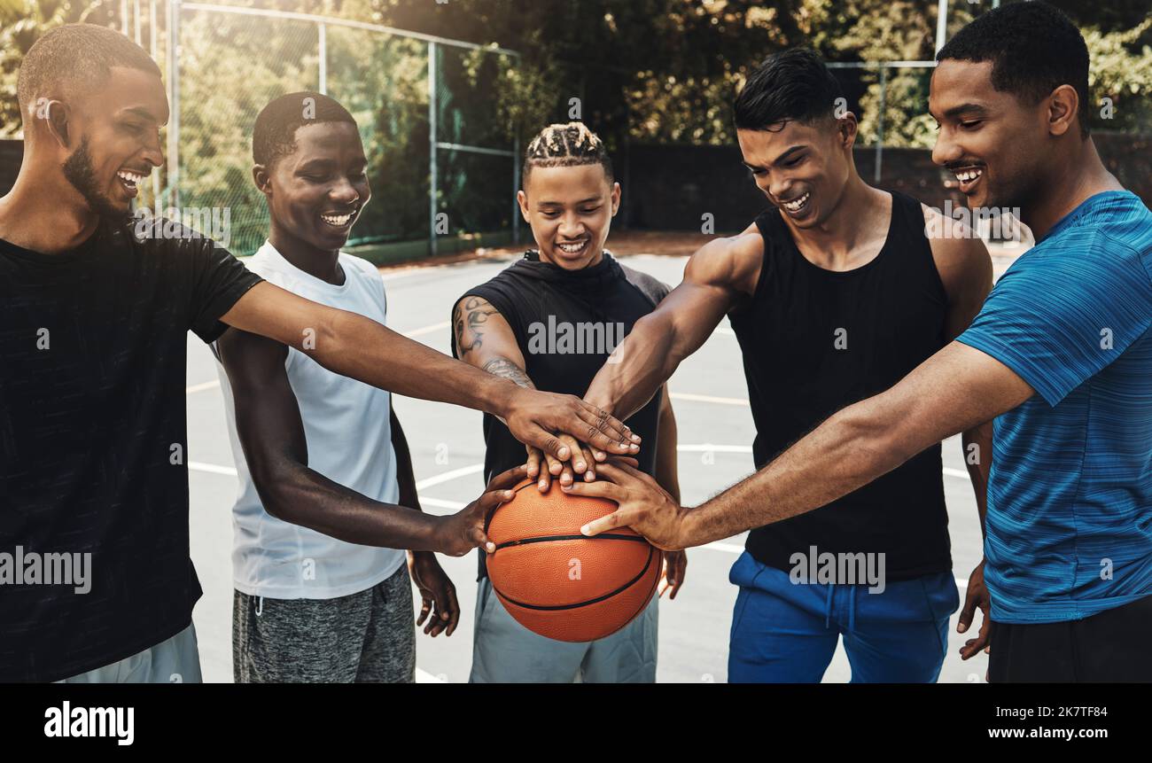 Training, Freunde und Community-Unterstützung durch Basketballspieler Hand connected zur Unterstützung von Sportziel und Vision. Fitness, Vertrauen und Motivation Stockfoto