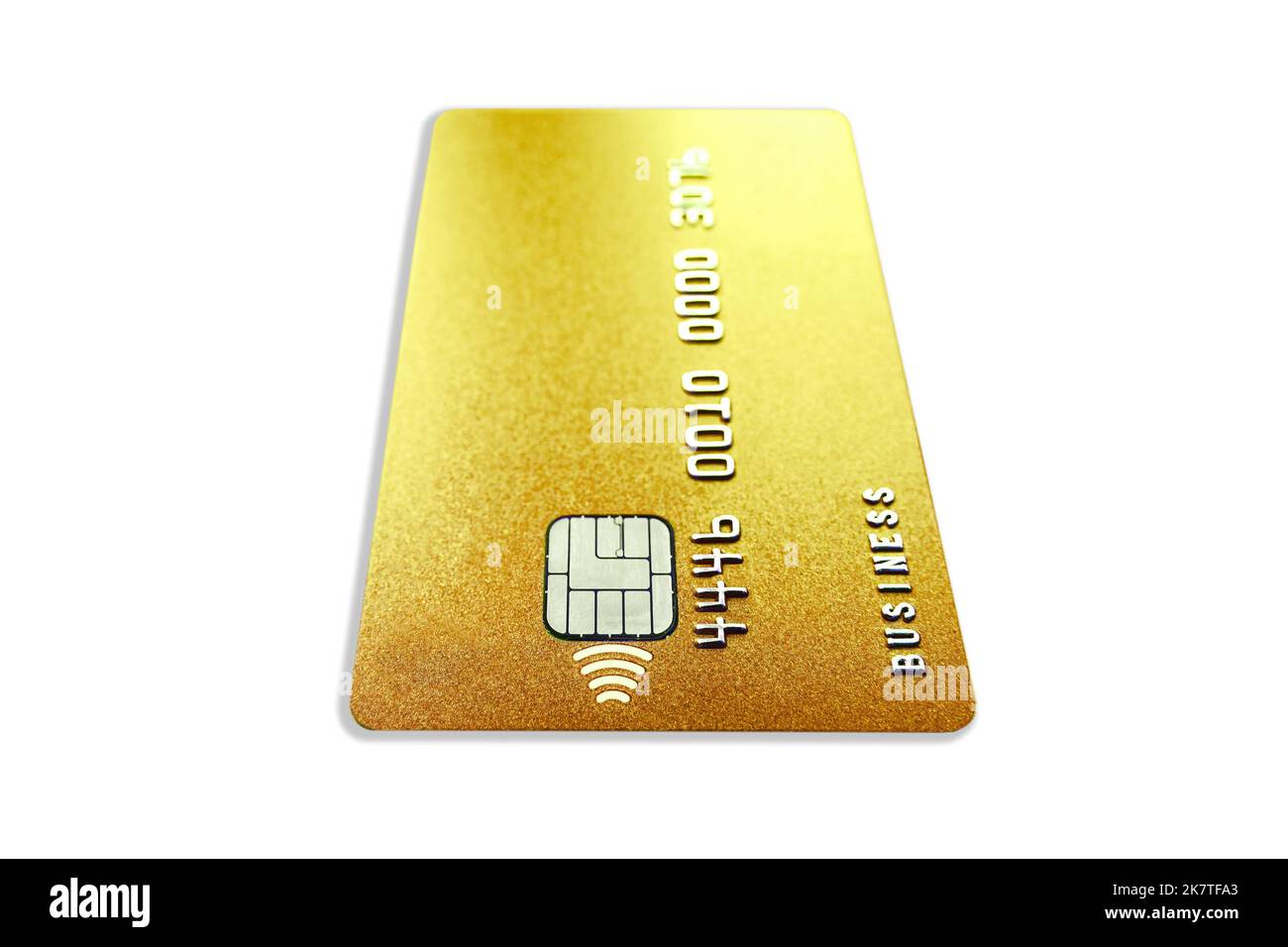 Nahaufnahme einer goldenen Kreditkarte, isoliert auf weißem Hintergrund, selektiver Fokus. Stockfoto