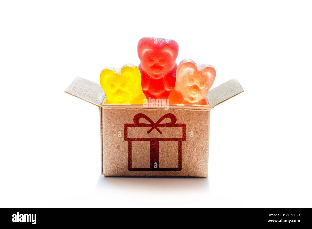 Candy Party liefert Konzept: Bunte Gelatine Bär förmigen Süßigkeiten in einem Karton Geschenk-Box isoliert auf weißem Hintergrund. Stockfoto