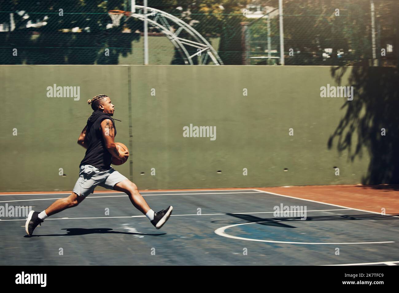 Junger schwarzer Mann, Basketball-Fitness-Training im Freien und Laufen auf dem Platz. Sportlich Sport Wellness Bewegung, gesunde Lebensweise Vision und professionell Stockfoto