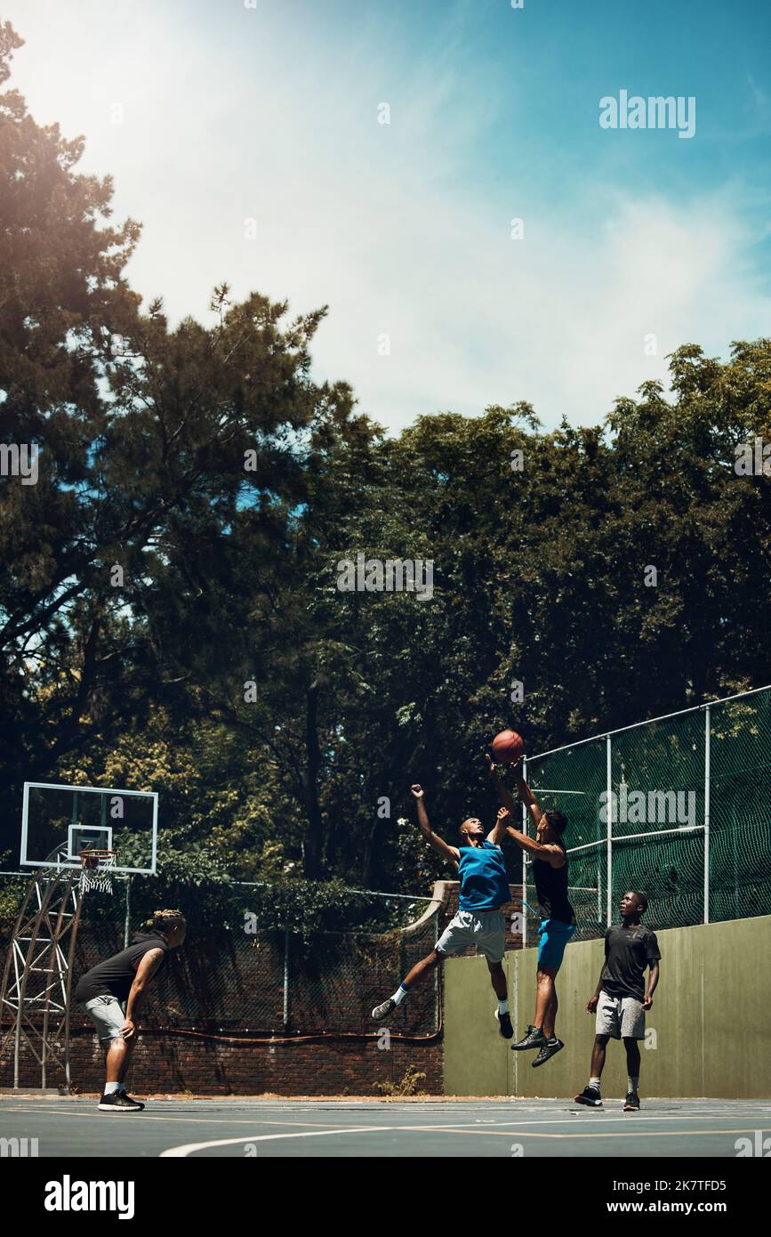 Sport, Team und Männer spielen Basketball in einem Wettkampf um Spiel- oder Sportspieler mit Talent, Können und Fitness. Menschen in einem Wettkampftraining Stockfoto