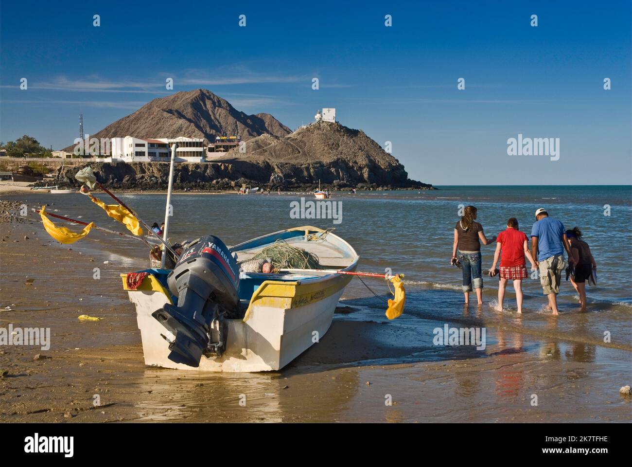 Boote, Leute am Strand von Bahia de San Roipe, in San Roipe, Baja California, Mexiko Stockfoto