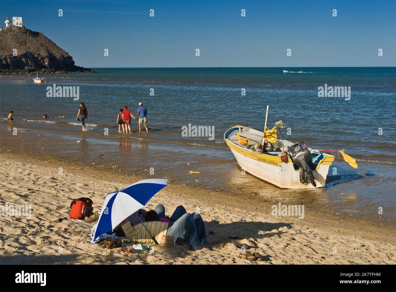 Boote, Leute am Strand von Bahia de San Roipe, in San Roipe, Baja California, Mexiko Stockfoto