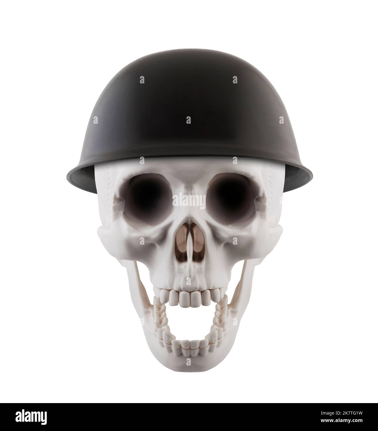 Menschlicher Schädel mit offenem Kiefer in Militärhelm isoliert auf weißem Hintergrund Stockfoto