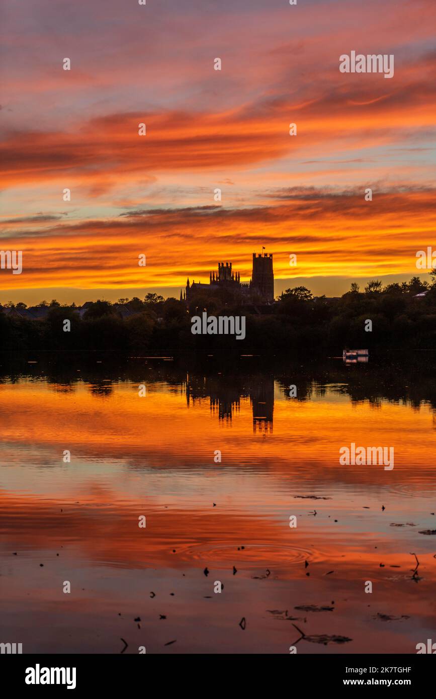 Sonnenuntergang über Ely, von den Roswell Pits aus gesehen Stockfoto