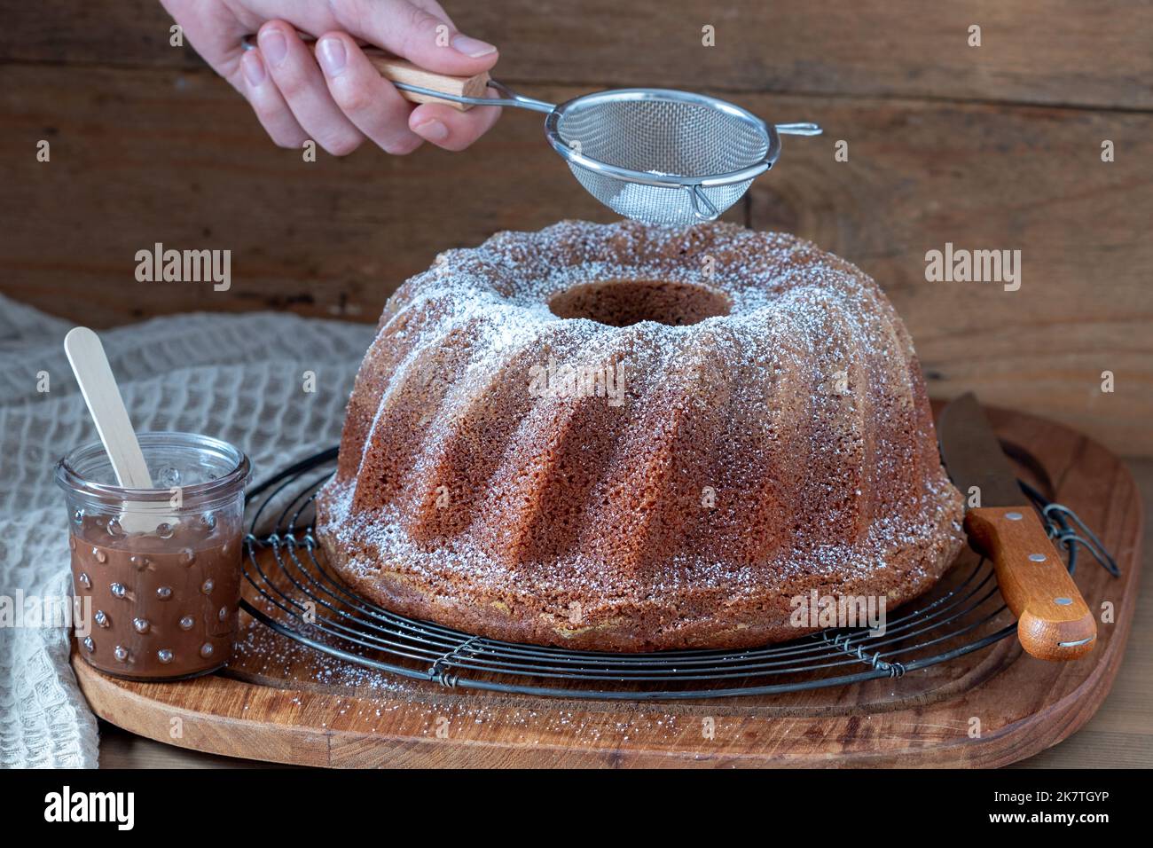 guglhupf mit Nuss-Nougat-Creme auf dem Kuchenständer Stockfoto