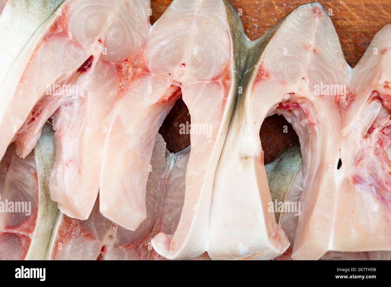 Rohe Fische für die Lufttrocknung vorbereiten Stockfoto