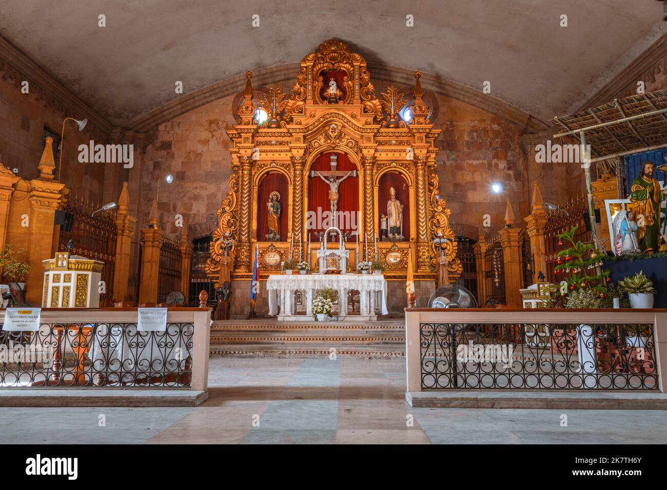 Die Kirche Miagao nannte sich offiziell Santo Tomás de Villanueva. Römisch-katholischer Altar für Eucharismus. UNESCO-Weltkulturerbe. Inneres Kruzifix. Stockfoto