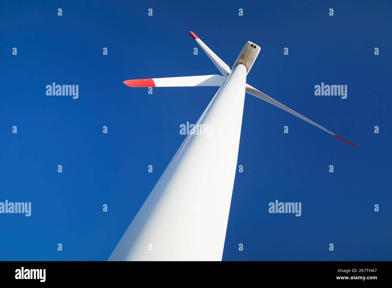 Windturbine vor blauem Himmel Hintergrund Stockfoto