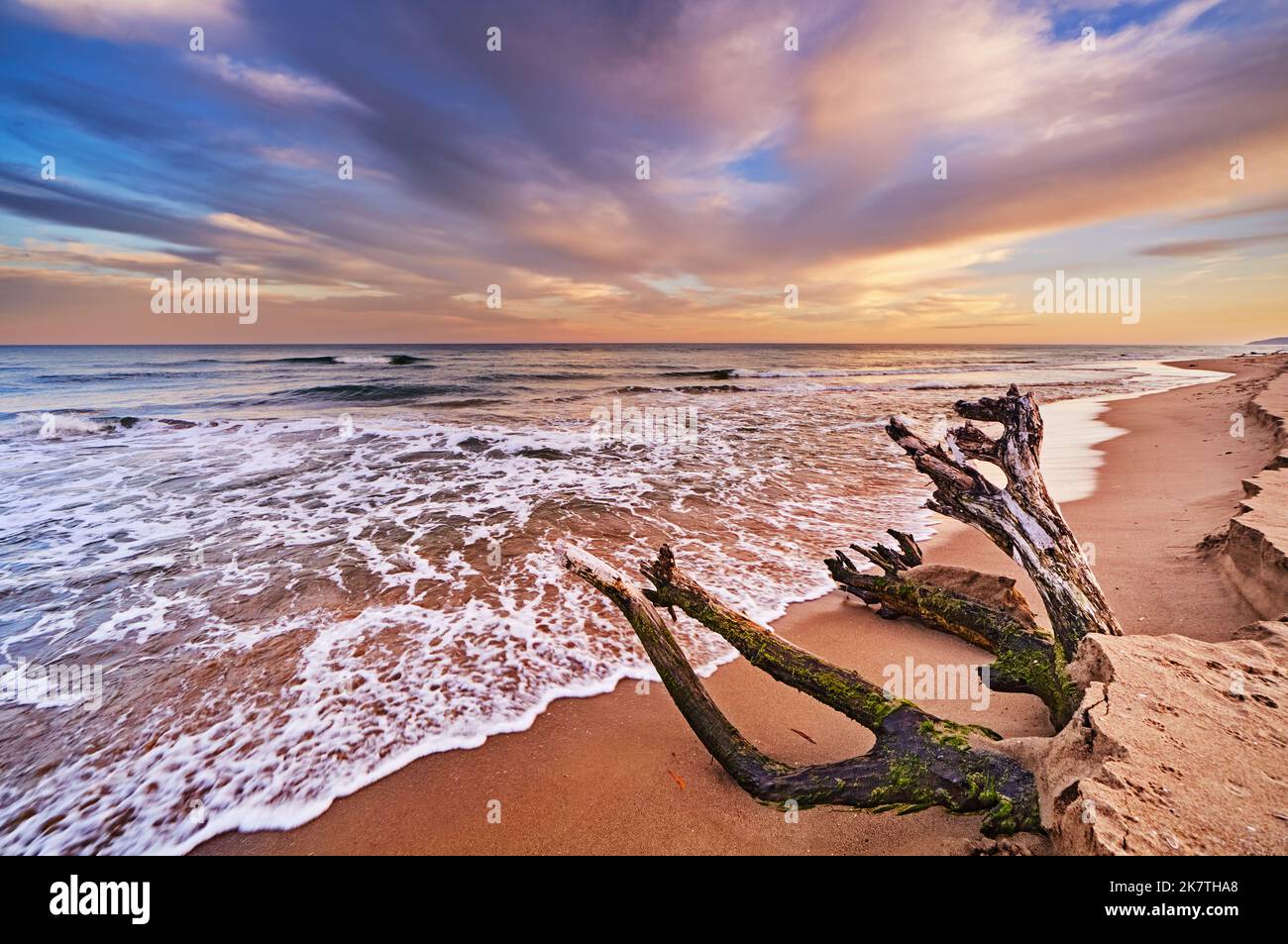 Farbenfroher Sonnenuntergang am Schwarzen Meer, Kamchia Strand, Bulgarien Stockfoto