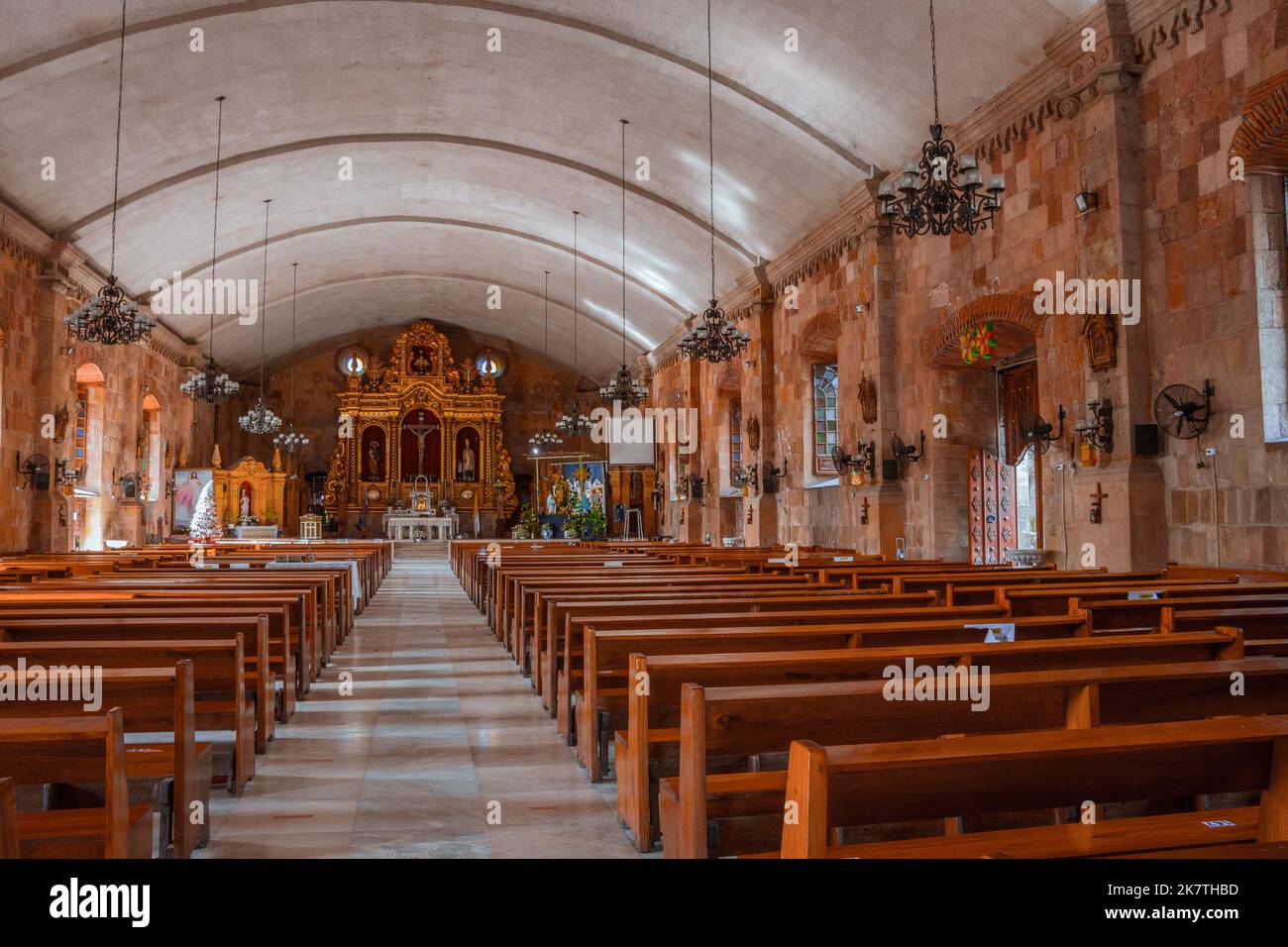 Die Kirche Miagao nannte sich offiziell Santo Tomás de Villanueva. Römisch-katholischer Altar für Eucharismus. UNESCO-Weltkulturerbe. Inneres Kruzifix. Stockfoto