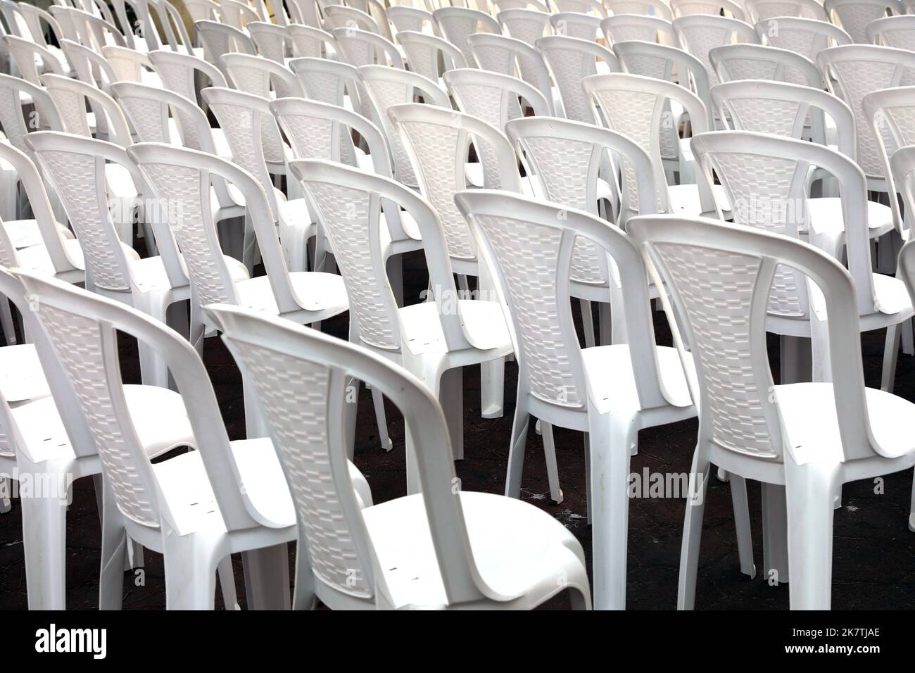 Reihen mit weißen Sitzen. Leere Stühle im Konferenzsaal. Stockfoto