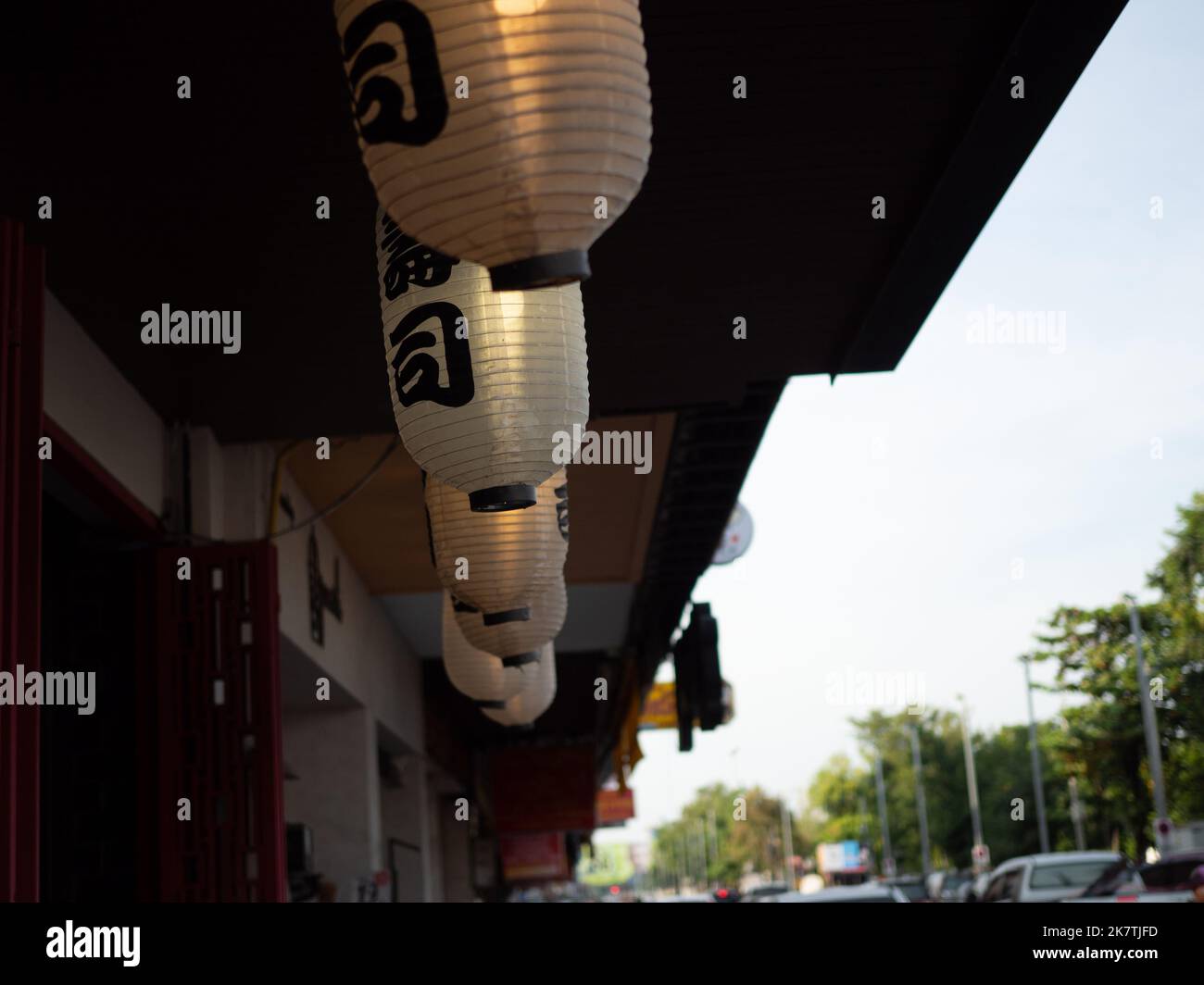 Japanische Laterne vor dem japanischen Restaurant, japanischer Text auf Laterne ist Sushi-japanisches Essen. Stockfoto