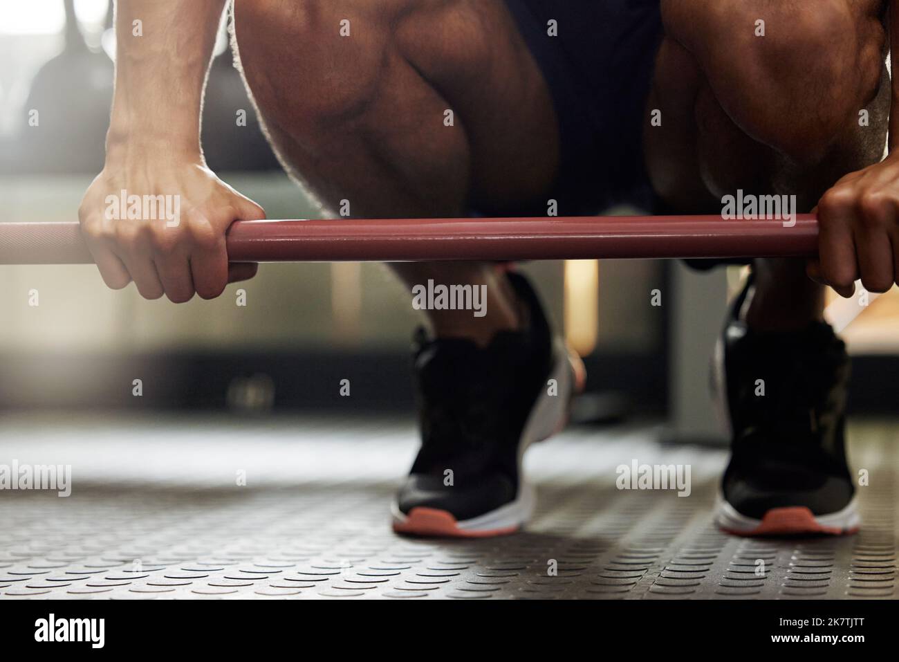 Wenn das Leben Sie nach unten bekommt einen Griff zu bekommen. Ein unkennbarer Mann, der mit einer Langhantel im Fitnessstudio arbeitet. Stockfoto