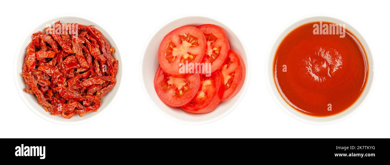 Frische und sonnengetrocknete Tomatenscheiben und Tomatenpüree in weißen Schalen. Geschnittene, rote und reife Pflaumentomaten, Julienne-Streifen und sonnengetrocknete Tomaten. Stockfoto