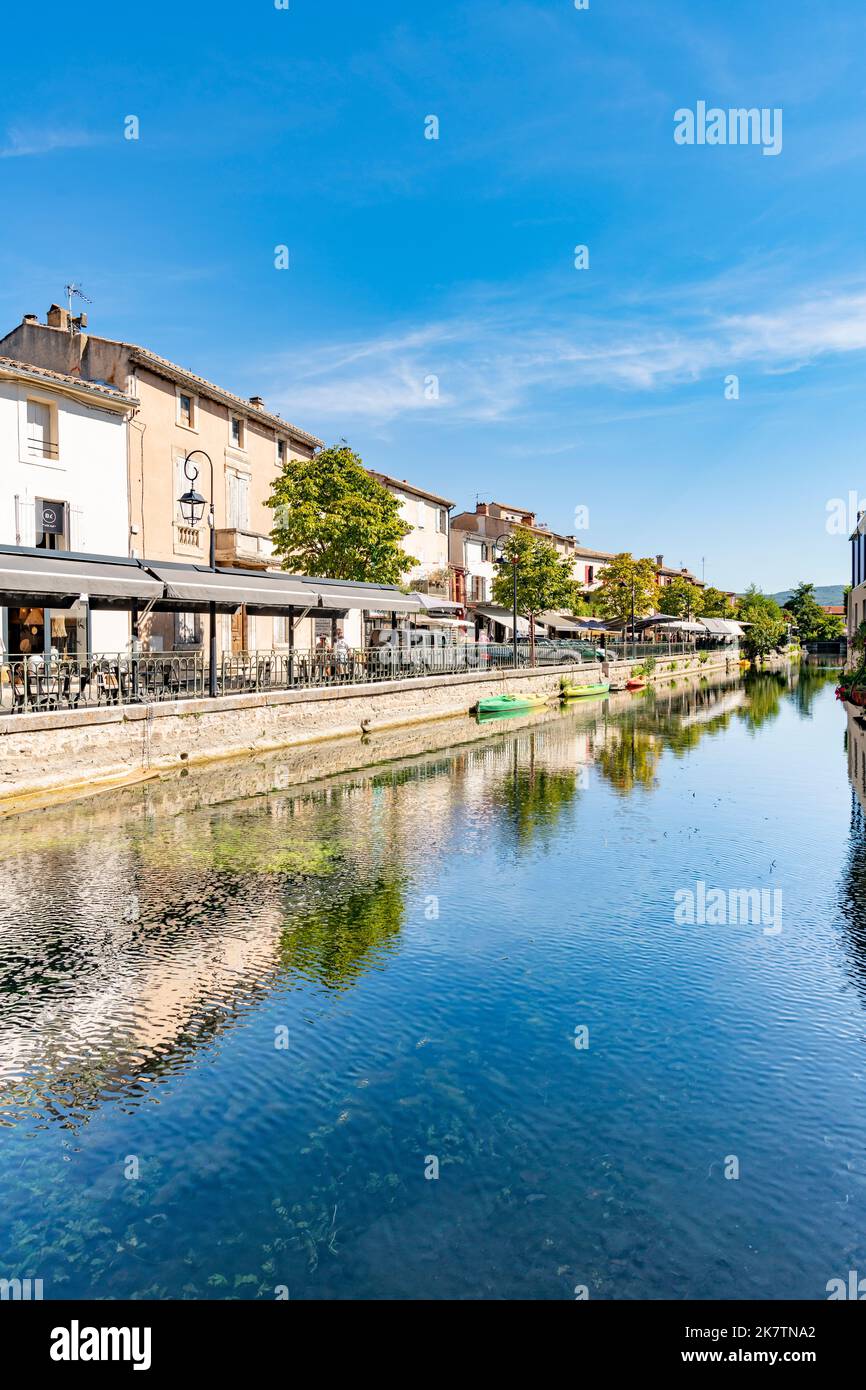 Wasserkanal und Restaurants im Sommer, L'Isle-sur-la-Sorgue, Hauptstadt der Antiquitäten. Frankreich Stockfoto
