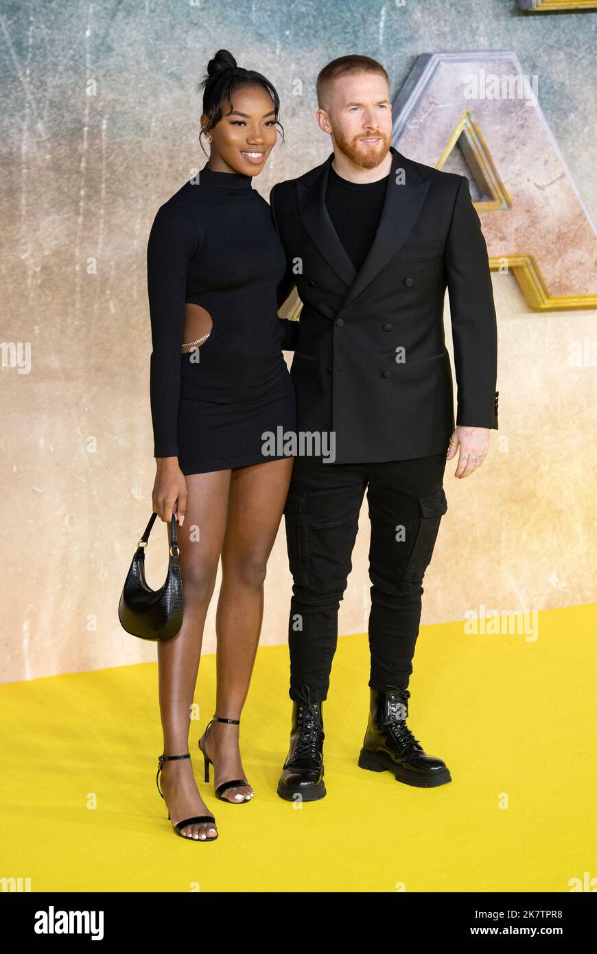 London, Großbritannien. 18. Oktober 2022. Neil Jones und Gast nehmen am 18. Oktober 2022 an der britischen Premiere von „Black Adam“ auf dem Cineworld Leicester Square in London, England, Teil. Foto von Gary Mitchell Kredit: Gary Mitchell, GMP Media/Alamy Live News Stockfoto