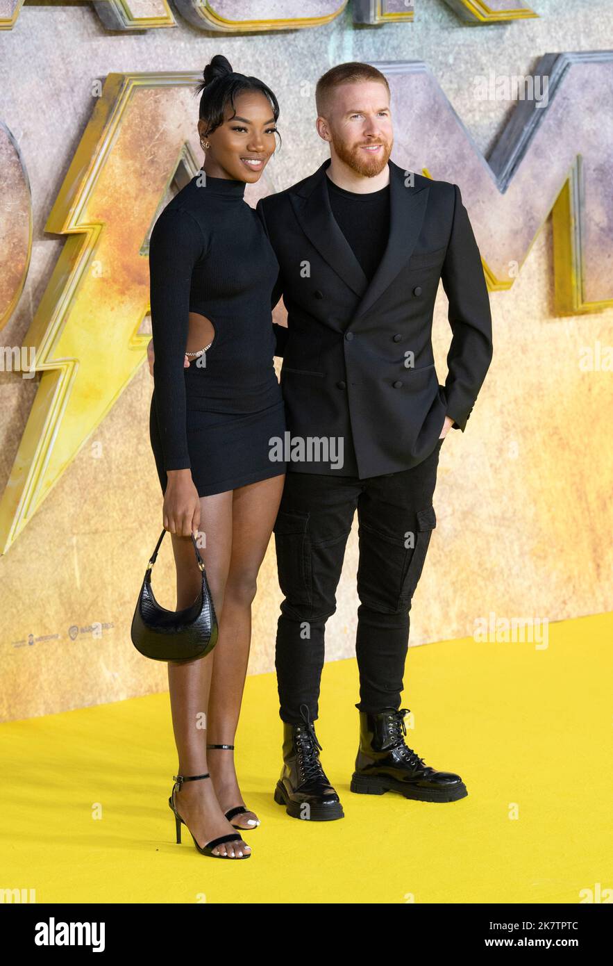 London, Großbritannien. 18. Oktober 2022. Neil Jones und Gast nehmen am 18. Oktober 2022 an der britischen Premiere von „Black Adam“ auf dem Cineworld Leicester Square in London, England, Teil. Foto von Gary Mitchell Kredit: Gary Mitchell, GMP Media/Alamy Live News Stockfoto