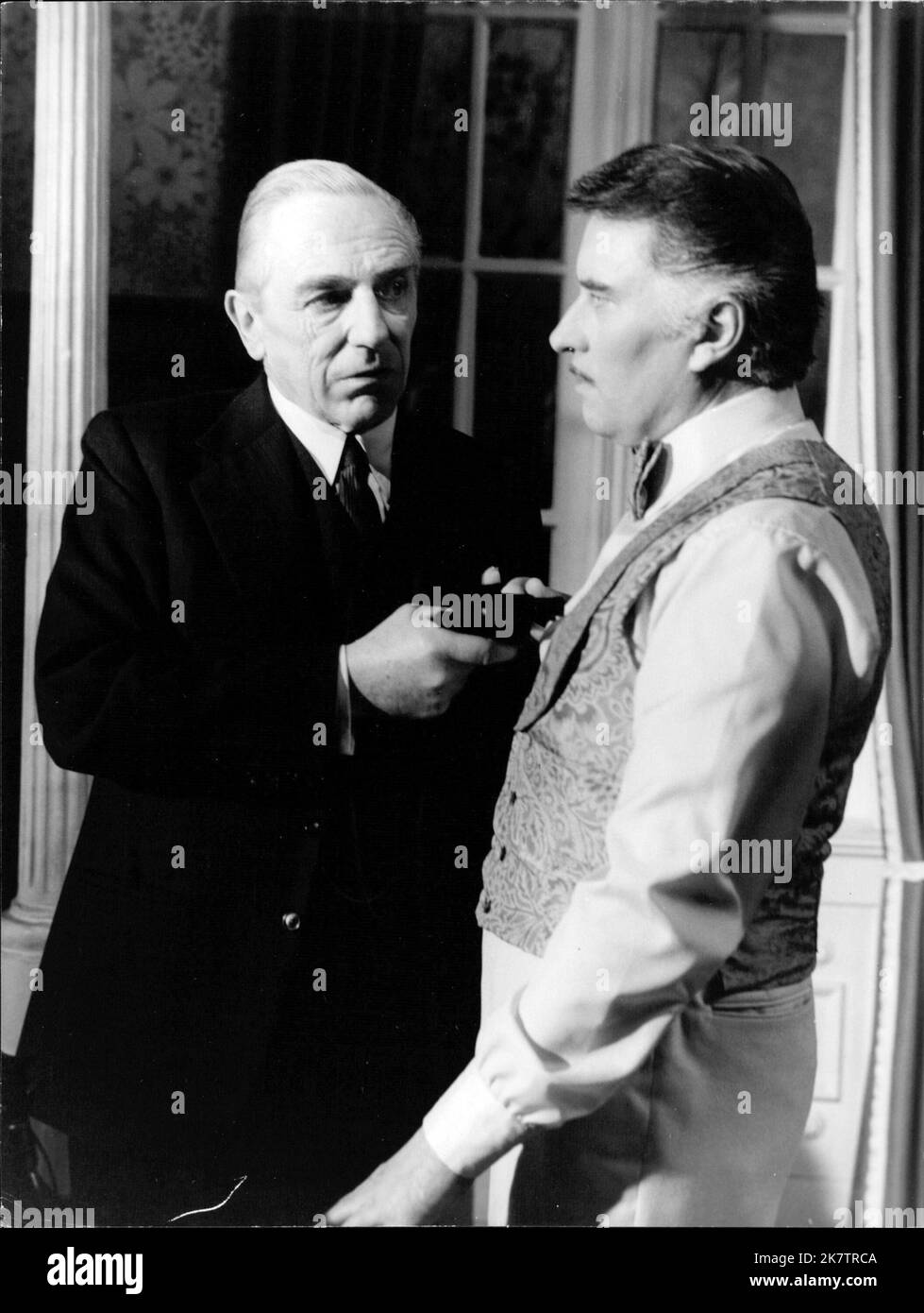 Des Maklers Tod im 'Nebel' - ein anonymer Represserbrief geht die Betroffenen zu einigen unkommerlaren Handlungen, wie diese Bedrohliche Situation (Bild), die sie später vielleicht darstellen, werden. Links: Wolfgang Engels, rechts: Günther Flesch. Stockfoto