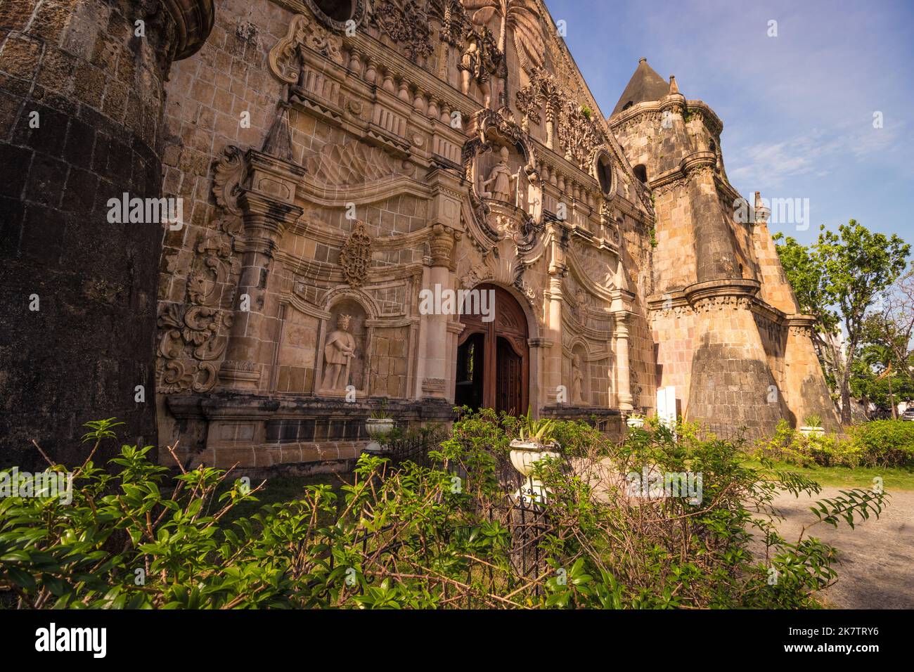 Die Miagao-Kirche, die offiziell Santo Tomás de Villanueva Pfarrkirche genannt wird, ist eine barocke Festung aus spanischer Zeit, römisch-katholisch. Ein UNESCO-Weltkulturerbe. Stockfoto