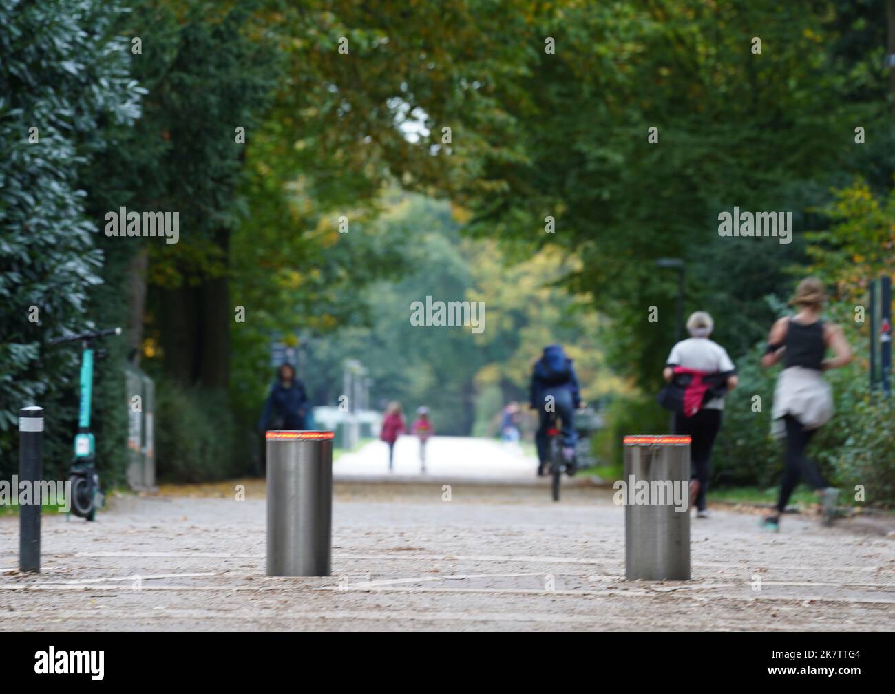 PRODUKTION - 17. Oktober 2022, Hamburg: Passanten gehen und fahren mit dem Fahrrad an einer Polleranlage im Stadtpark vorbei. Im Stadtpark wurde eine einfache Barriere durch das Pollersystem ersetzt. Seitdem ist es seit mehr als vier Jahren außer Betrieb und kostet rund 35.000 Euro für Reparatur und Wartung. Die Ausgabe 50. des Black Book of the Taxpayers' Association wird diesen Mittwoch veröffentlicht. Mit den aktuellen Fällen hat Hamburg seit 1973 182 Einträge. Foto: Marcus Brandt/dpa Stockfoto