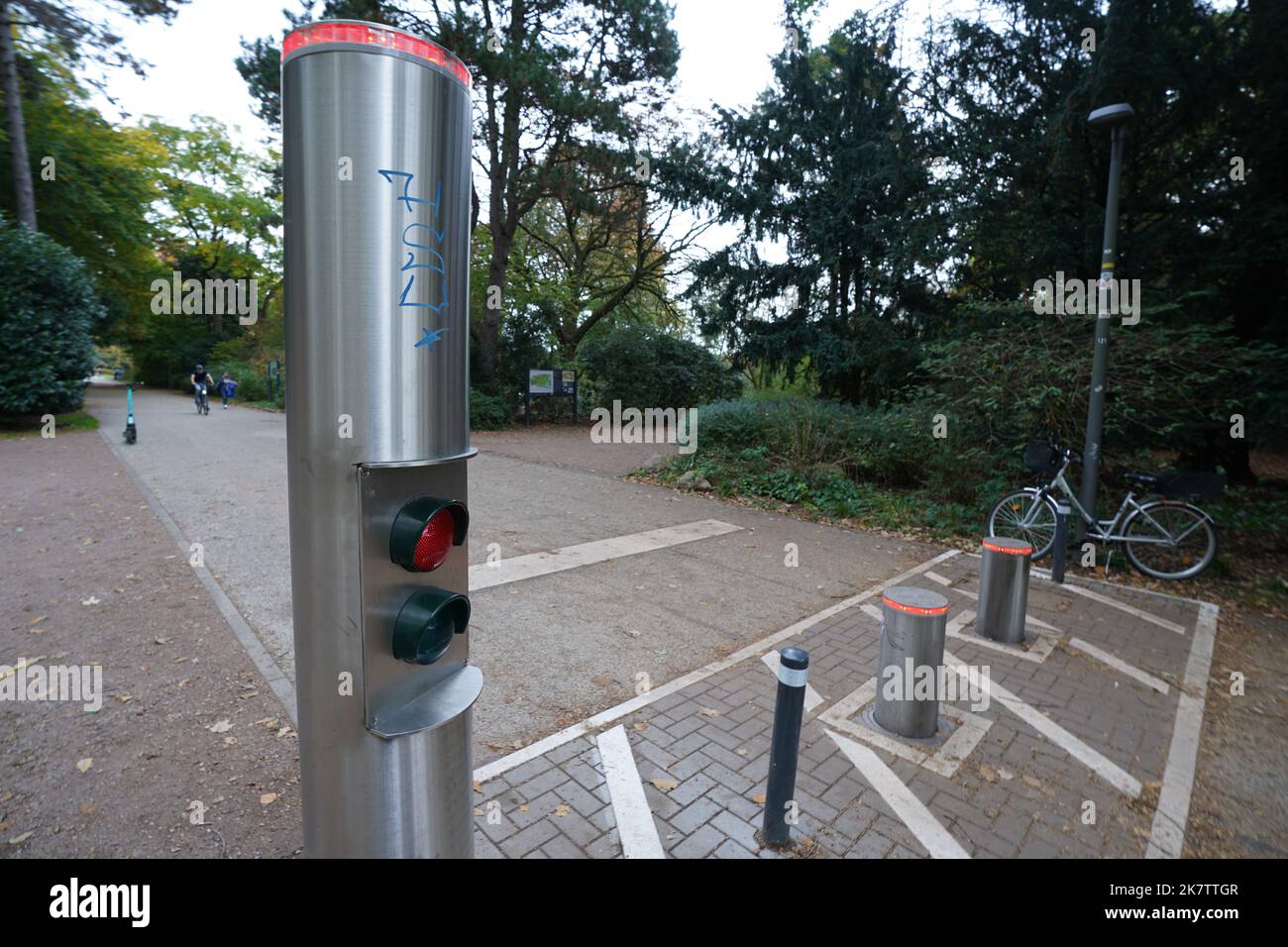 PRODUKTION - 17. Oktober 2022, Hamburg: Eine Pollerinstallation ist im Stadtpark zu sehen. Im Stadtpark wurde eine einfache Barriere durch die Polleranlage ersetzt. Seitdem ist es seit mehr als vier Jahren außer Betrieb und verbraucht rund 35.000 Euro an Reparatur- und Wartungsarbeiten. Die Ausgabe 50. des schwarzen Buches des Steuerzahlerverbandes erscheint diesen Mittwoch. Mit den aktuellen Fällen hat Hamburg seit 1973 182 Einträge. Foto: Marcus Brandt/dpa Stockfoto