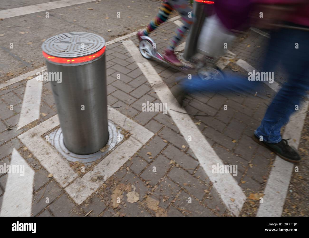 PRODUKTION - 17. Oktober 2022, Hamburg: Passanten laufen im Stadtpark an einem Pollersystem vorbei. Im Stadtpark wurde eine einfache Barriere durch das Pollersystem ersetzt. Seitdem ist es seit mehr als vier Jahren außer Betrieb und kostet rund 35.000 Euro an Reparatur- und Wartungsarbeiten. Die Ausgabe 50. des Black Book of the Taxpayers' Association wird diesen Mittwoch veröffentlicht. Mit den aktuellen Fällen hat Hamburg seit 1973 182 Einträge. Foto: Marcus Brandt/dpa Stockfoto