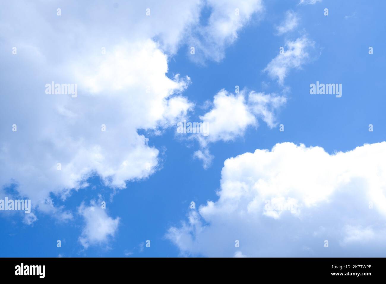 Heller sonniger Wolkenhintergrund. Bereich für den Kopierbereich. Stockfoto