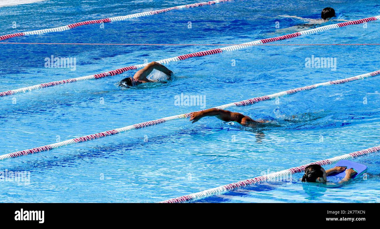 Schwimmbad, Wasserzentrum 'Les BainsÓ in Dieppe (Nordfrankreich). Schwimmer im Außenpool im nordischen Stil Stockfoto