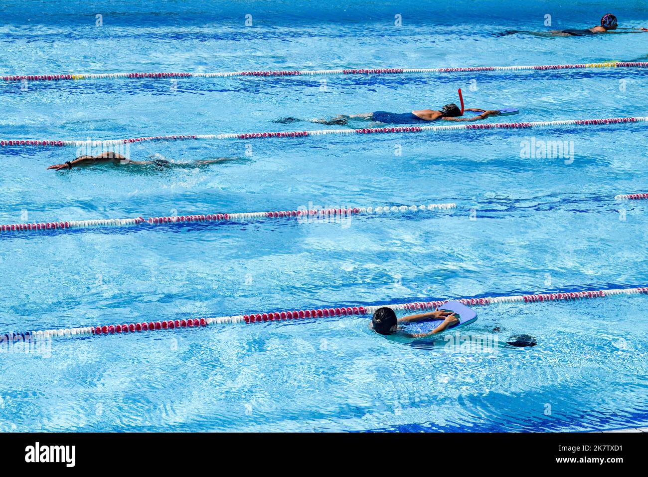 Schwimmbad, Wasserzentrum „Les Bains“ in Dieppe (Nordfrankreich). Schwimmer im Außenpool im nordischen Stil Stockfoto