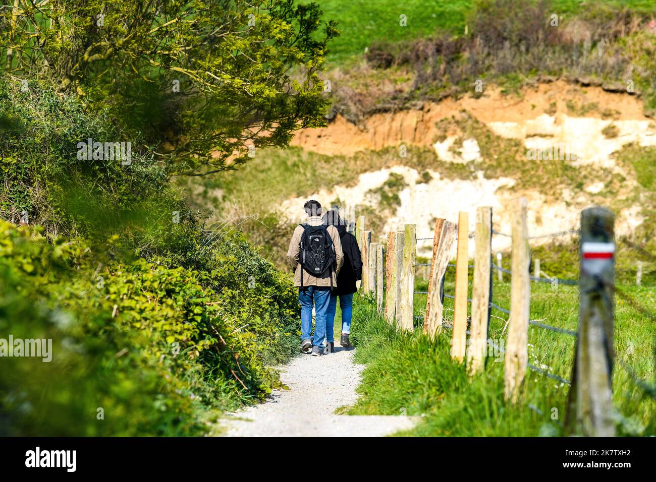 Varengeville sur Mer (Nordfrankreich): Wanderer auf einem markierten Weg, Wanderweg GR® 21, Pfad entlang der Klippen der Küste der Normandie, „cote d’Albatre Stockfoto