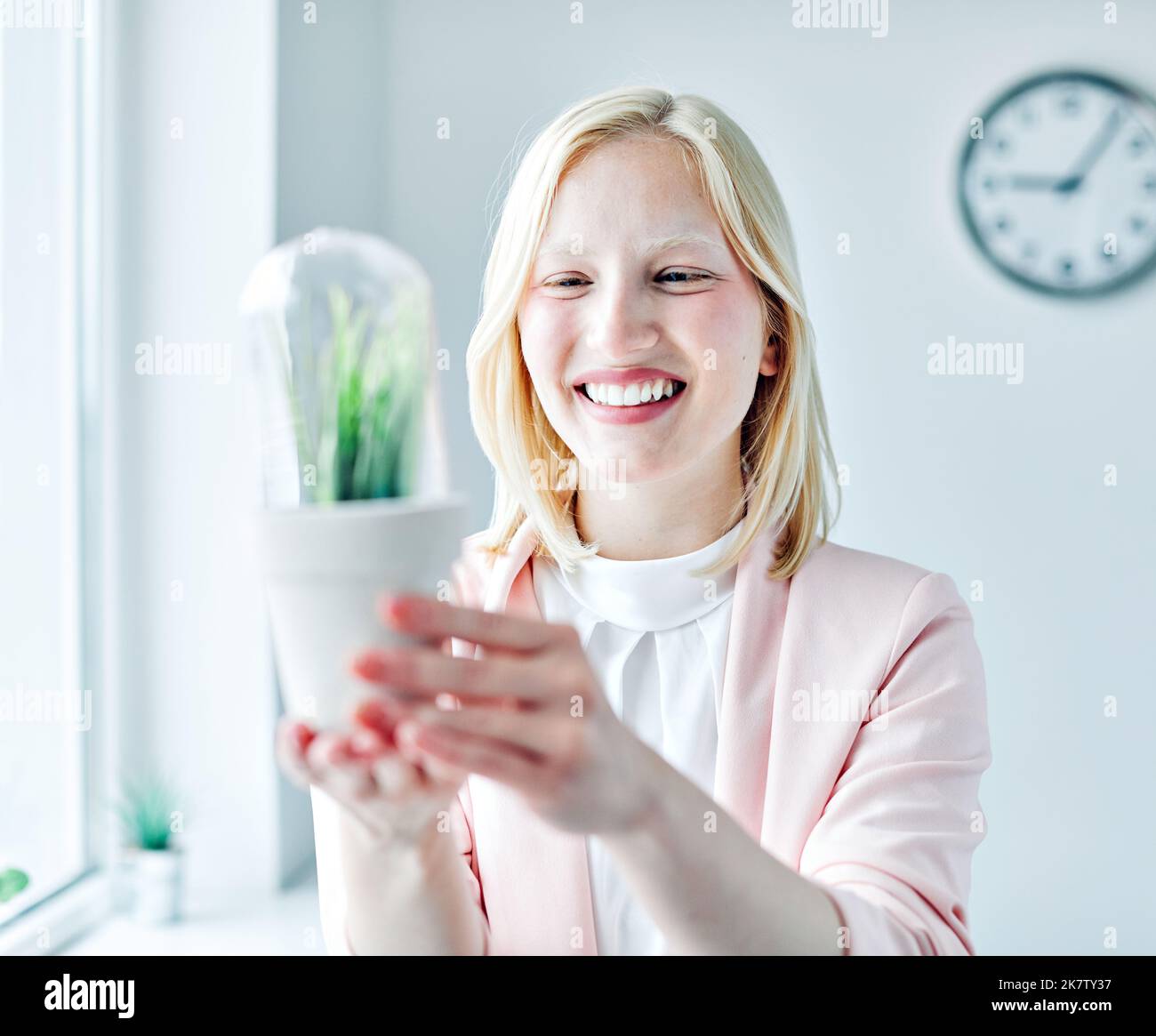 Business Frau Portrait Büro Geschäftsfrau junge Pflanze Gewächshaus Garten Pflanze Umwelt Ökologie Öko grün Natur Blume growthglass Stockfoto