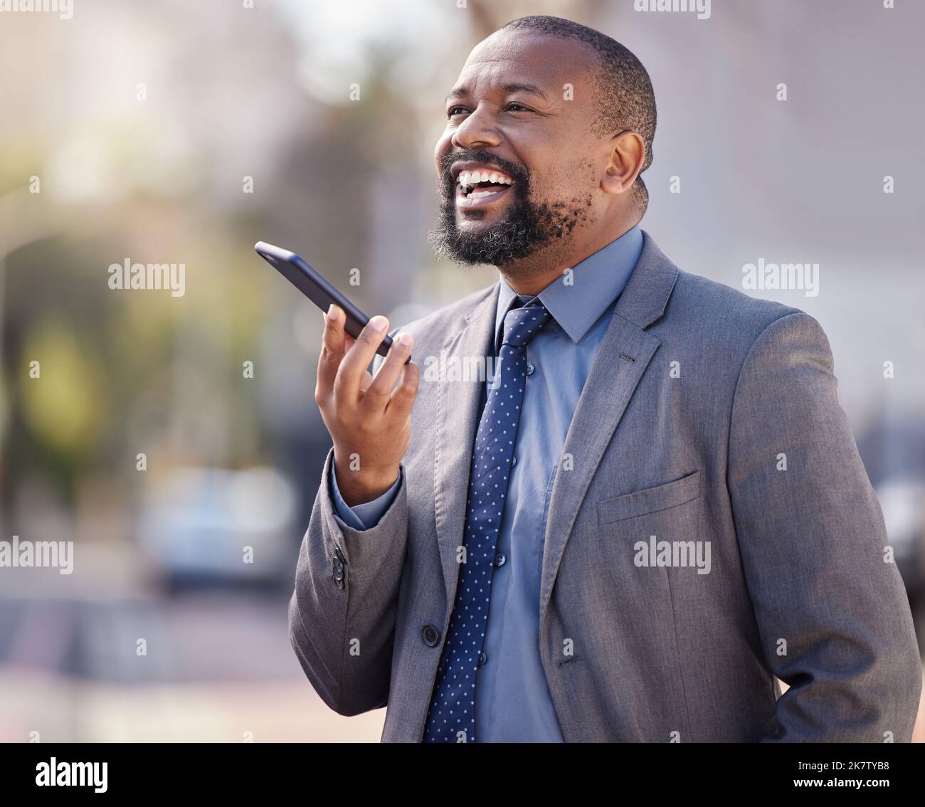 Schicken Sie mir die Koordinaten zur nächsten Gelegenheit. Ein Geschäftsmann, der sein Handy benutzt, während er in der Stadt unterwegs ist. Stockfoto